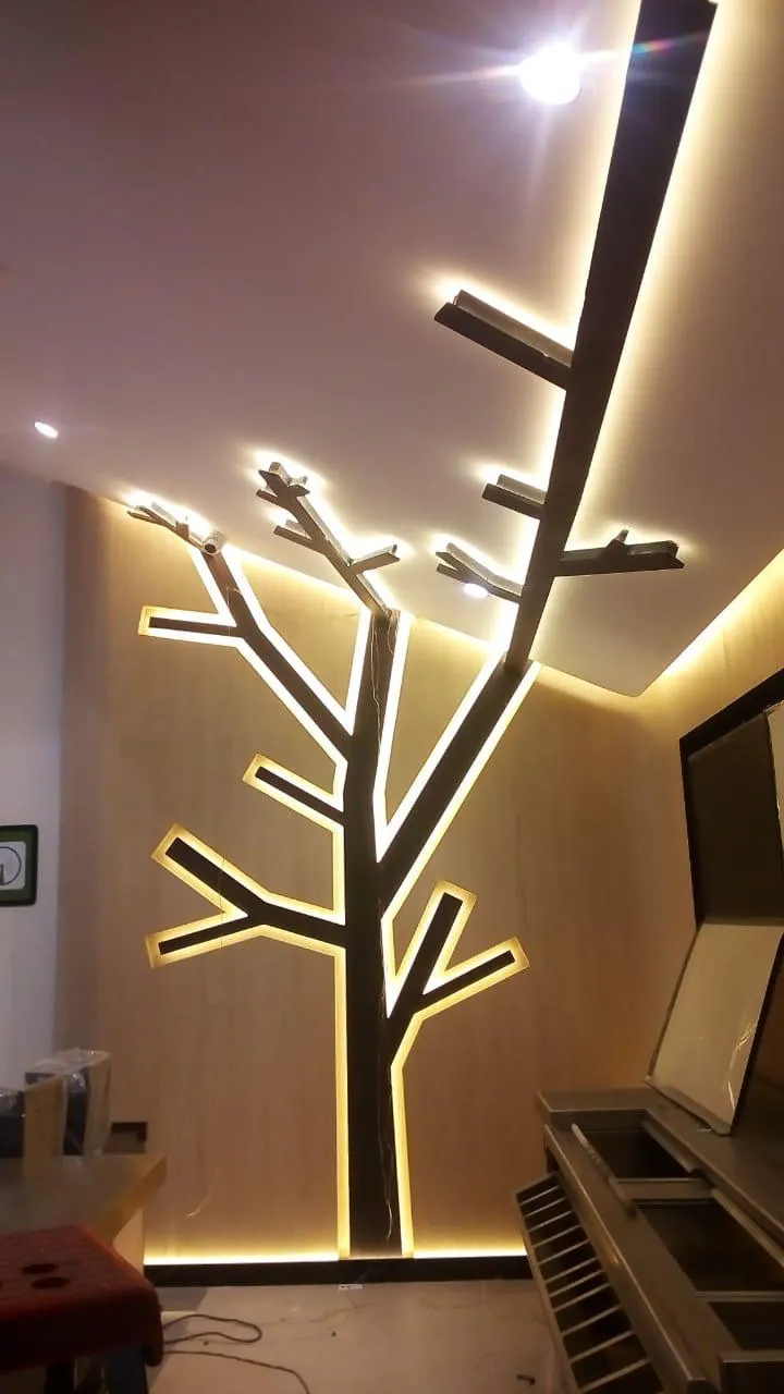 Figura decorativa de árbol con retroiluminación LED cálida en muro