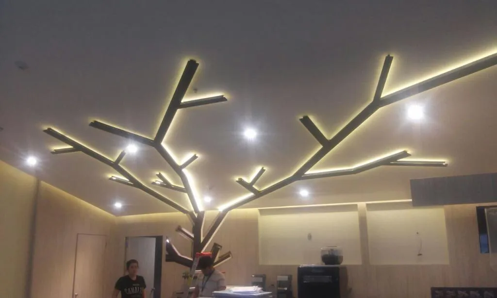 Elemento decorativo tipo árbol integrado en plafón de cine