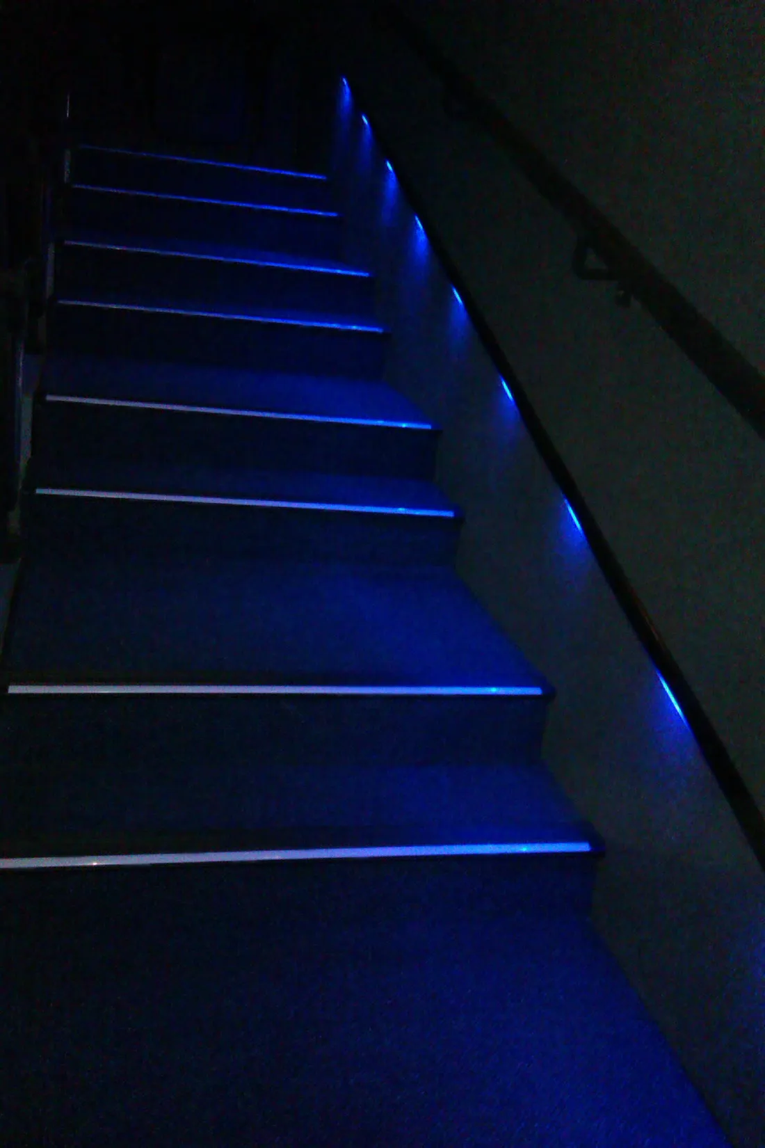 Escalinata de cine con iluminación LED azul, vista lateral