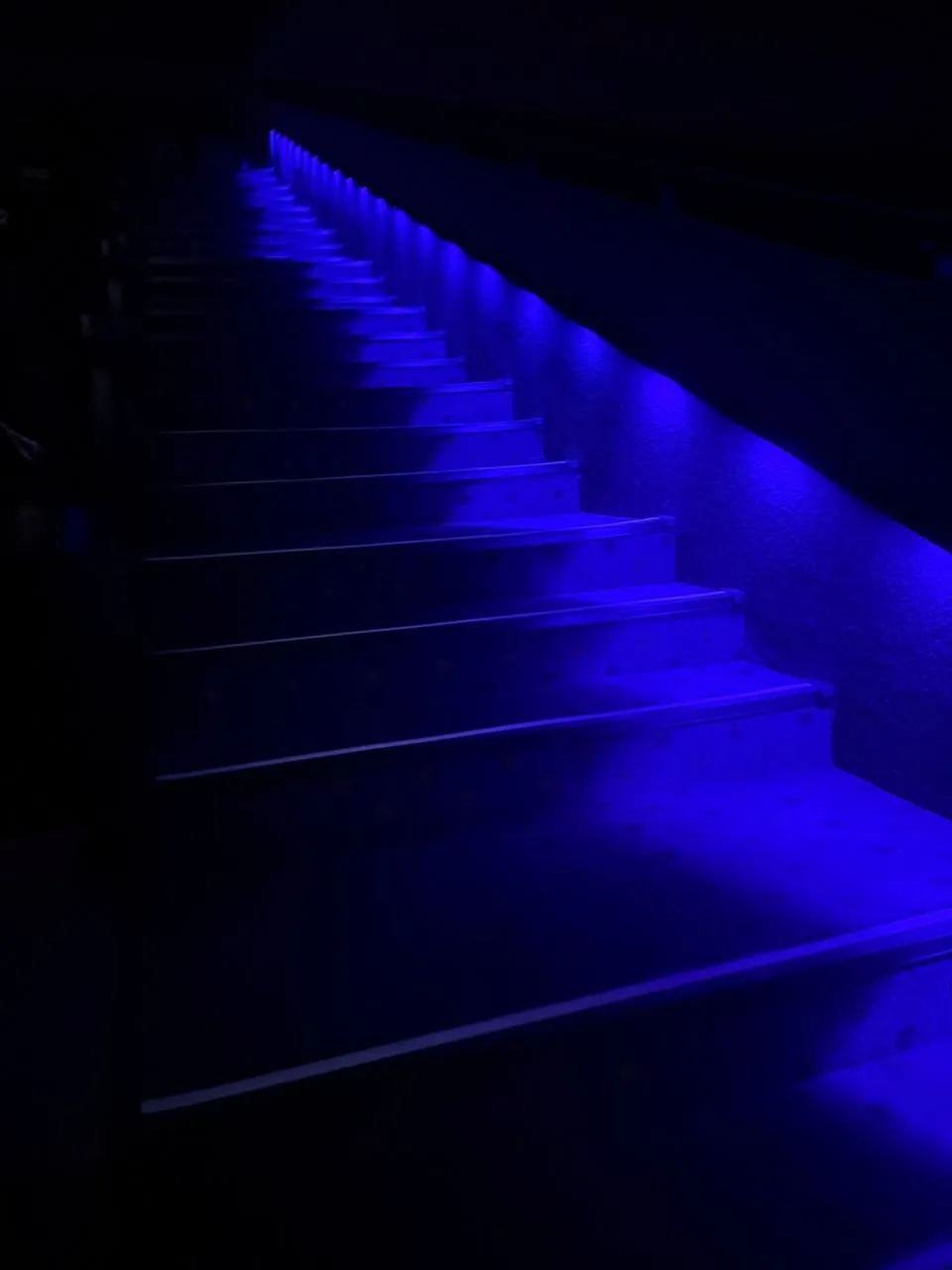 Escalinata de cine con iluminación LED azul
