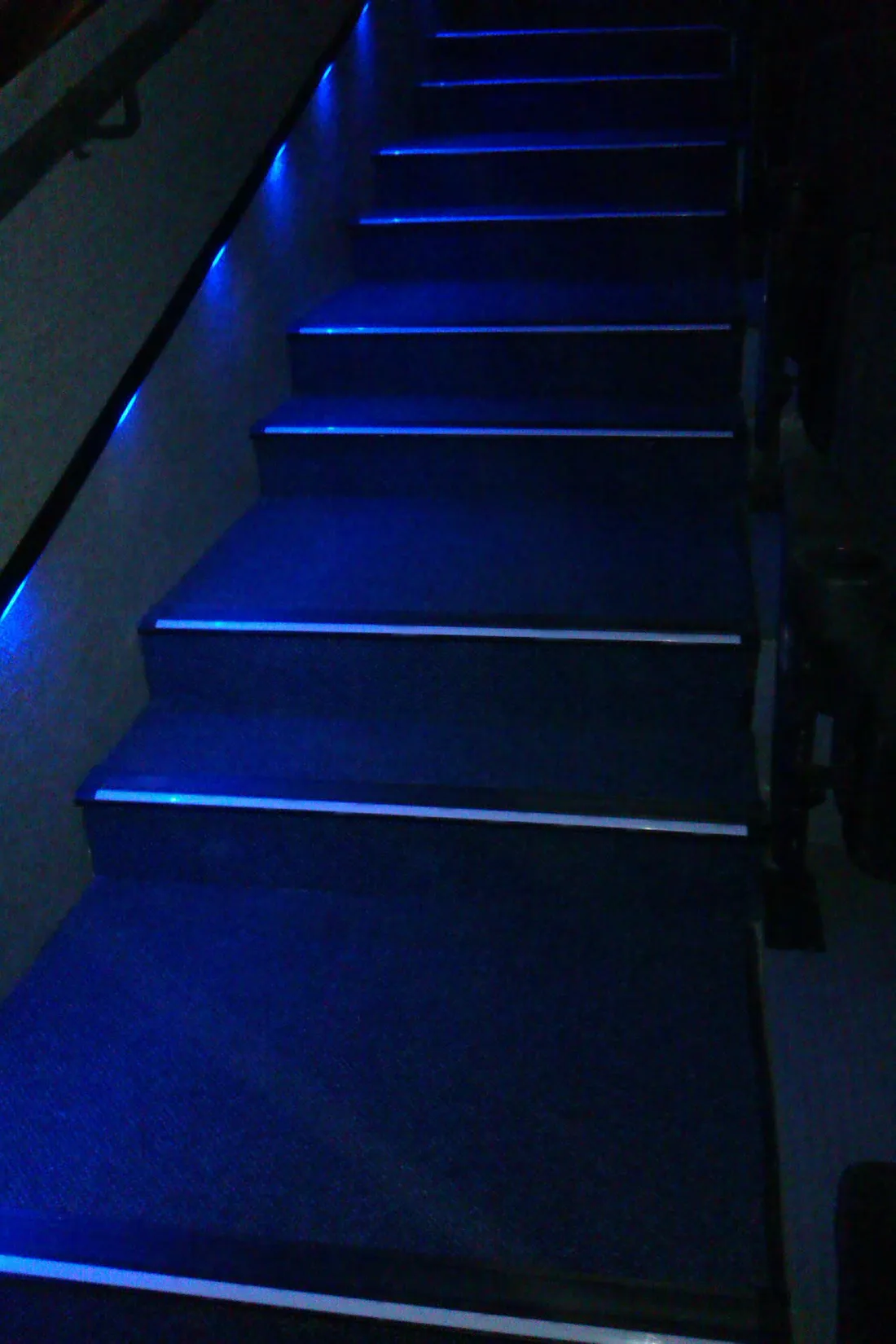 Escalinata de cine con iluminación LED azul en cada escalón