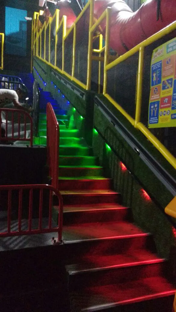 Escalinata de área recreativa con iluminación LED multicolor