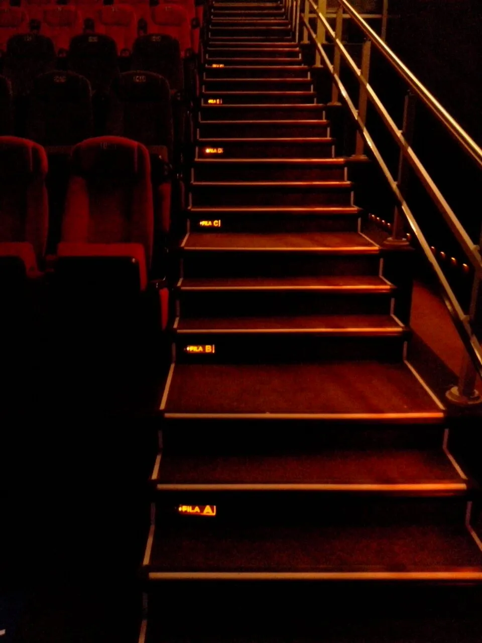 Asientos de cine con señalización luminosa de fila