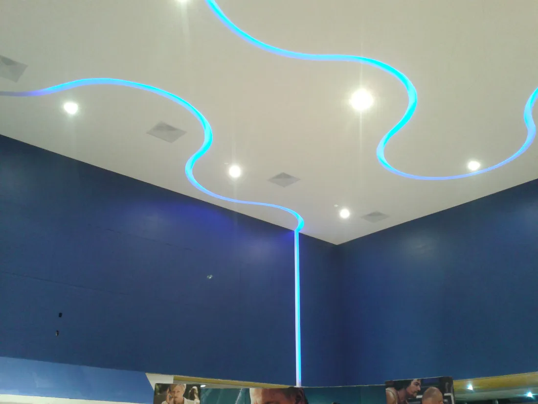 Plafón de sala de cine con perfil LED azul ondulado