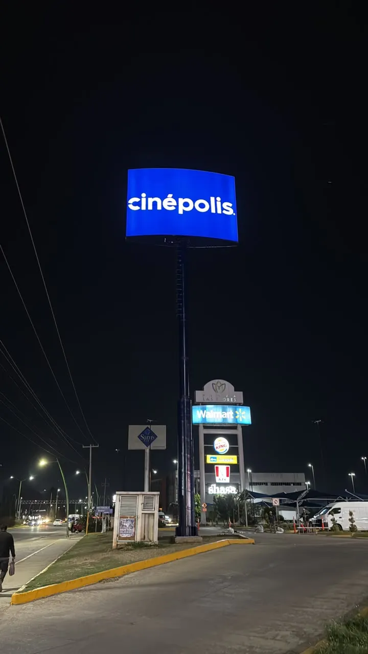 Tótem exterior iluminado con el logotipo del cine