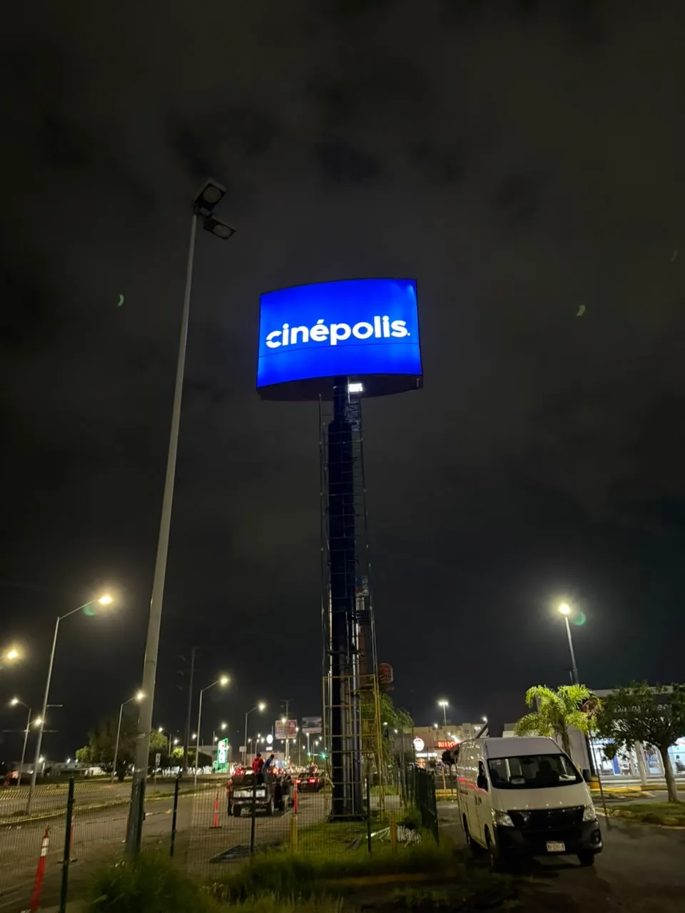 Vista general del tótem luminoso en la plaza comercial