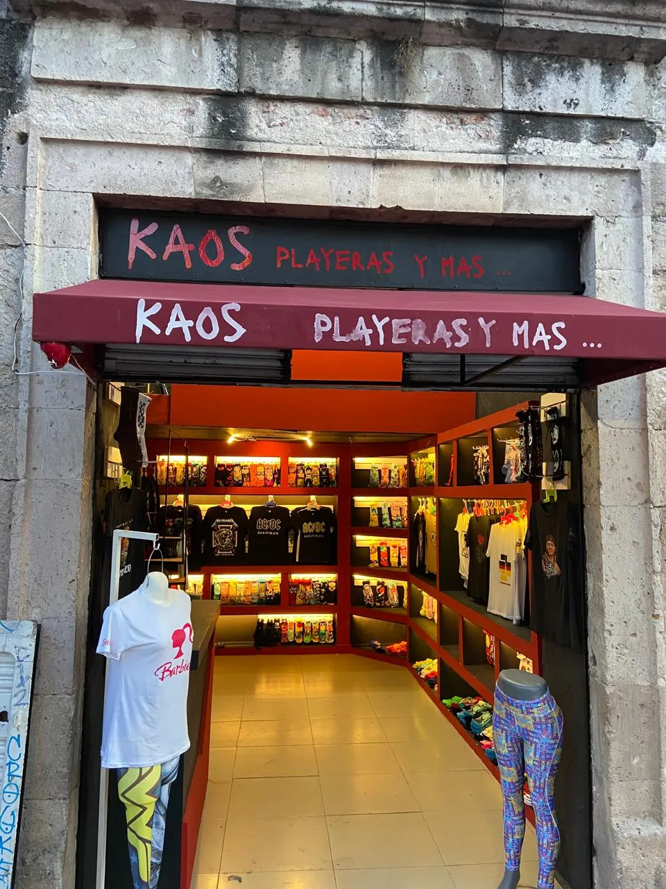 Fachada de local comercial con repisas iluminadas