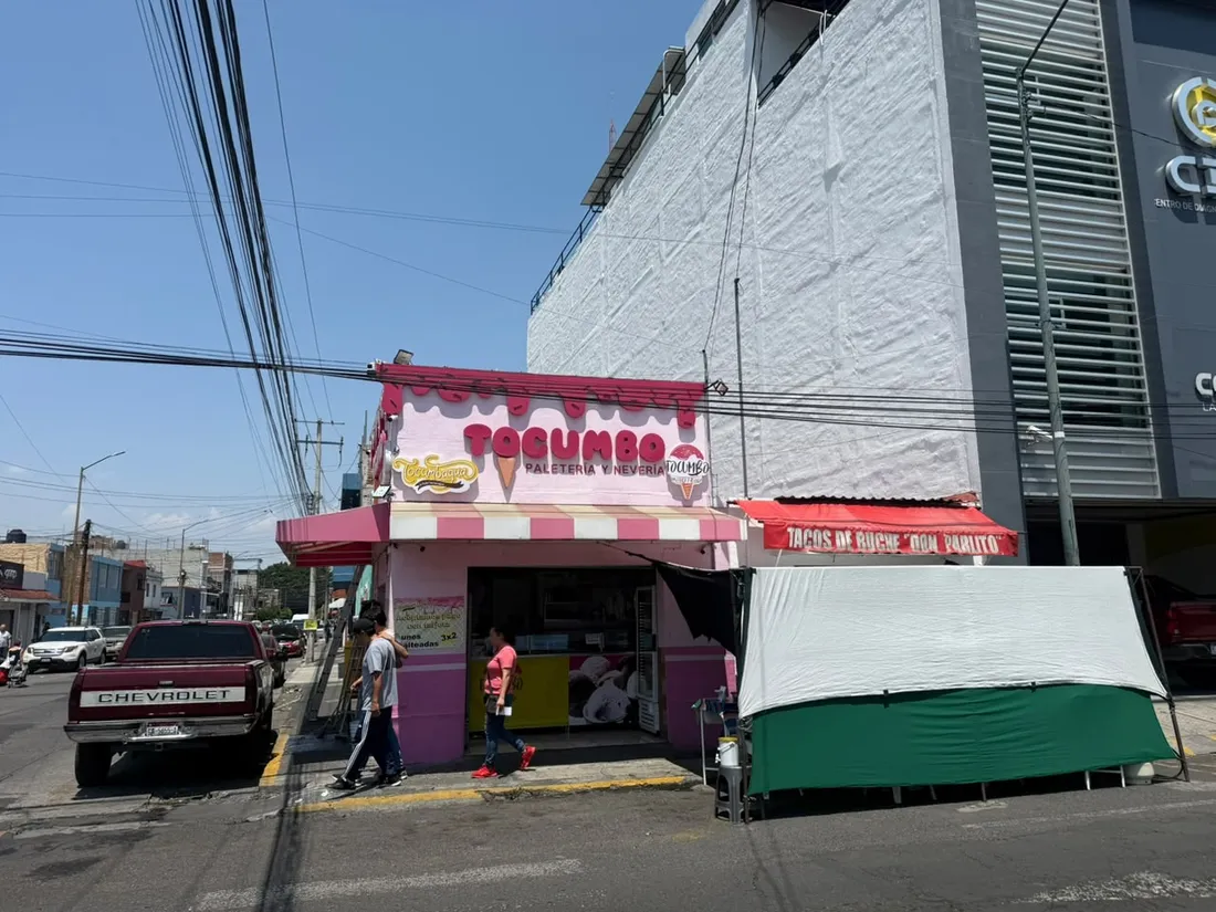 Fachada de paletería y nevería con rótulo de marca