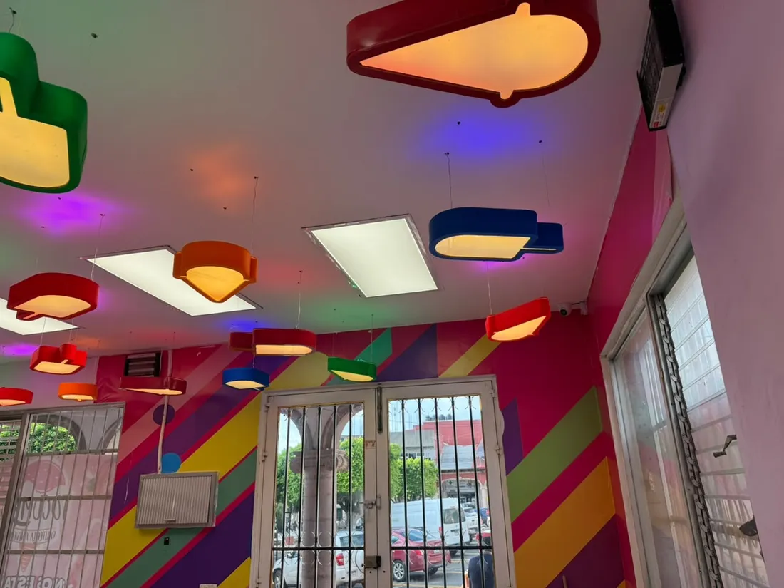 Luminarias colgantes de colores en local comercial