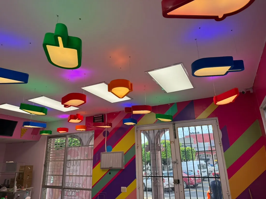Luminarias colgantes tipo paleta helada en local comercial