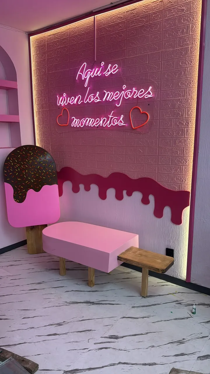 Letrero de neón personalizado en local comercial