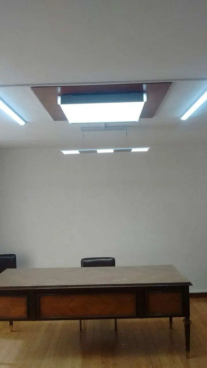 Iluminación de sala de juntas con panel LED empotrado