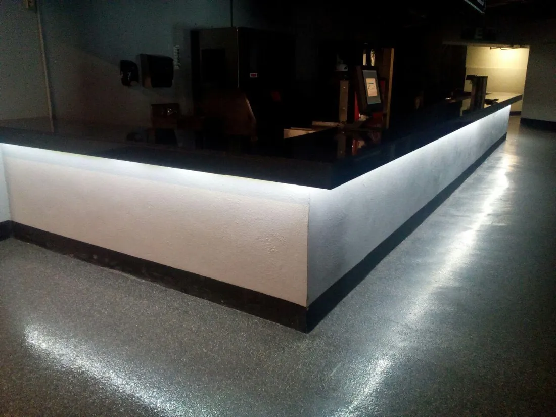 Mostrador con iluminación indirecta en la base