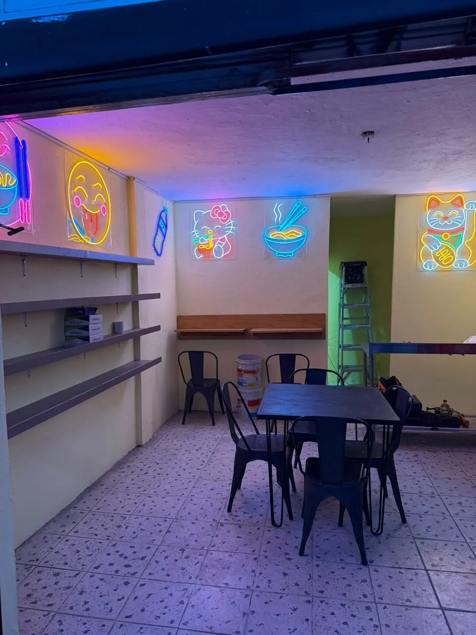 Muro con letreros de neón temáticos en área de restaurante