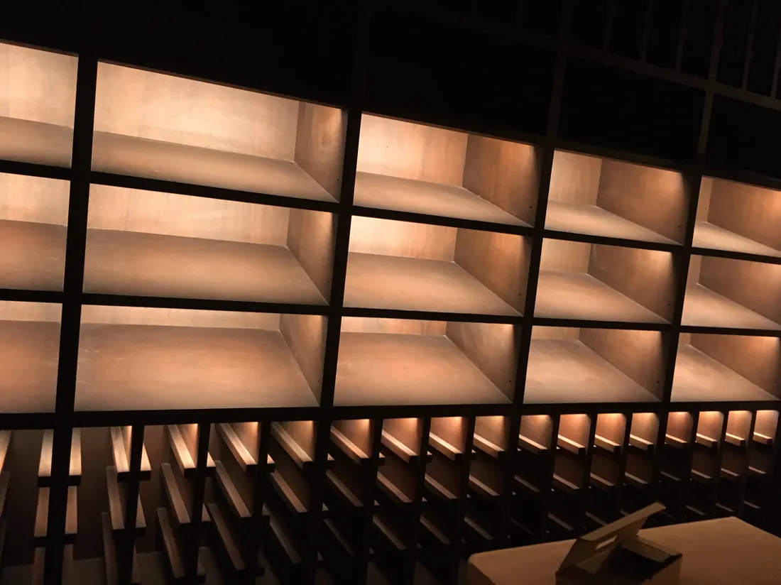 Nichos de madera con iluminación indirecta, otra vista