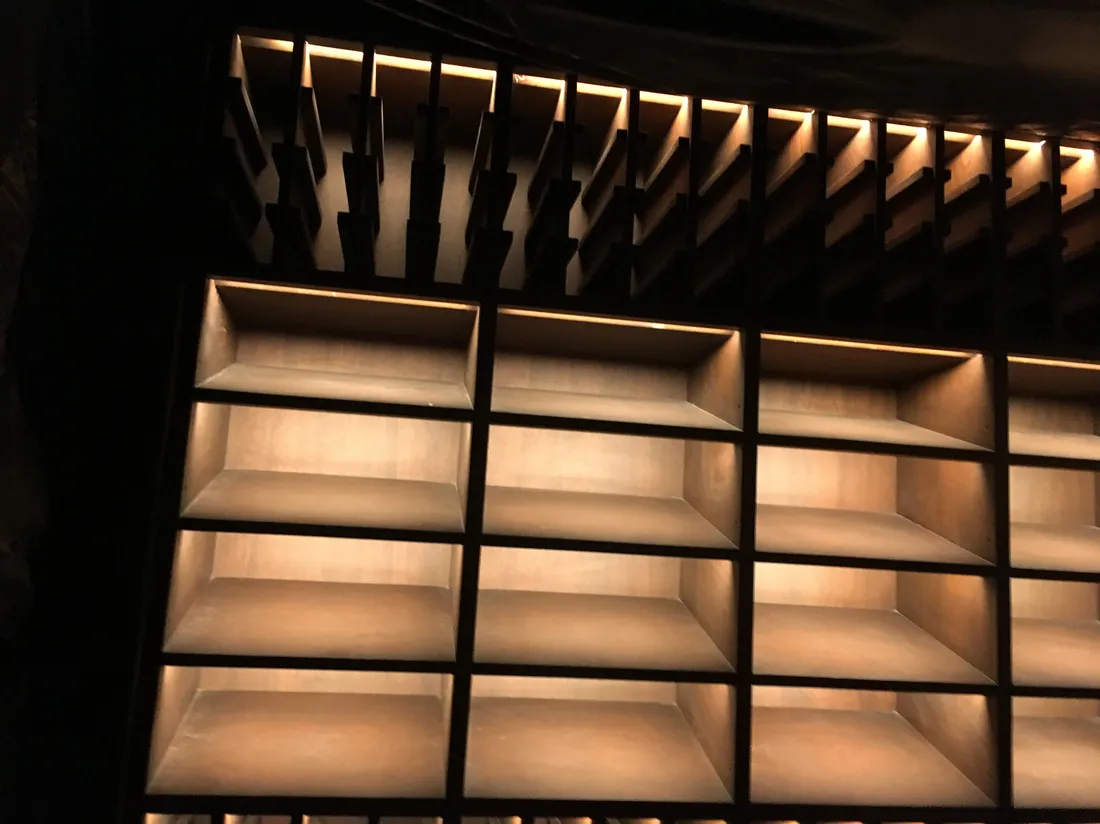 Nichos de madera con iluminación indirecta cálida