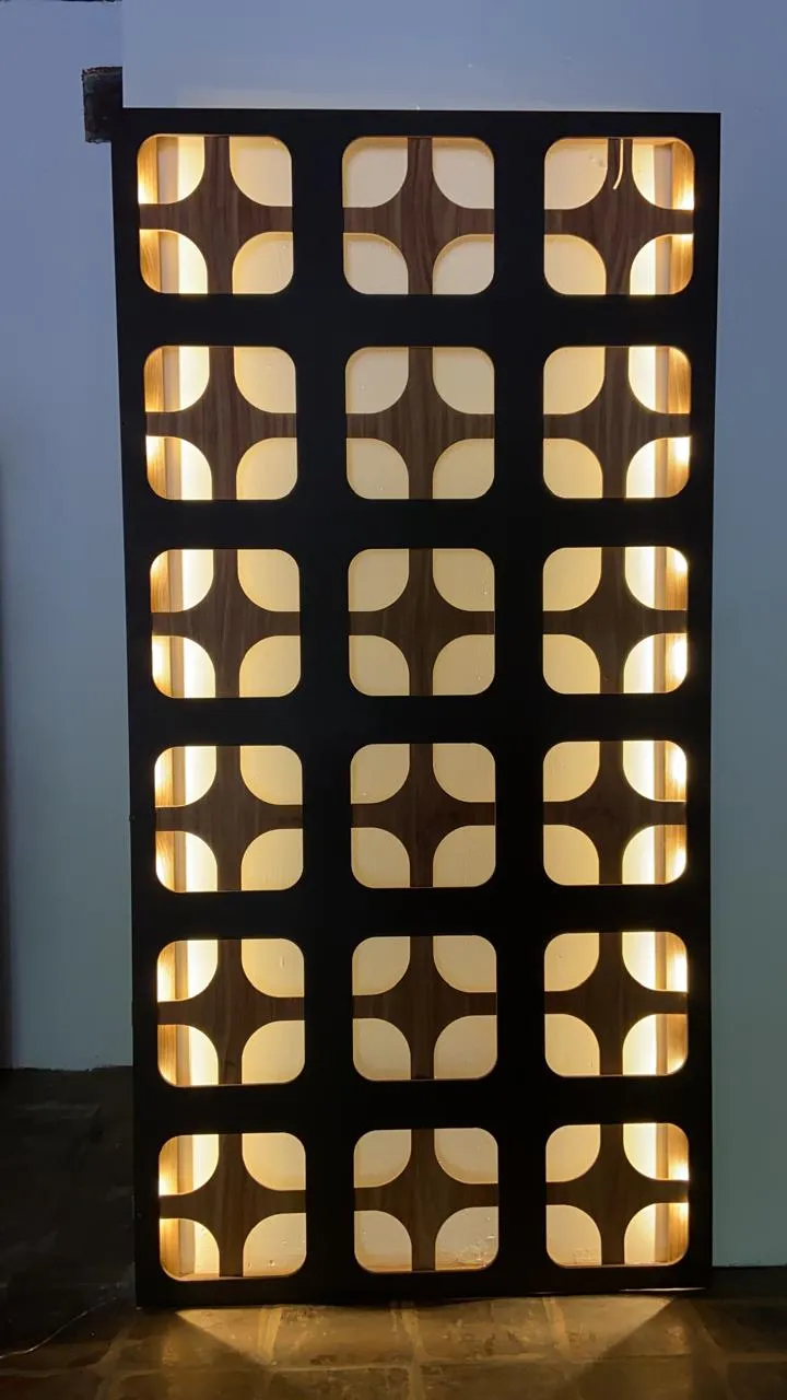 Panel decorativo geométrico con retroiluminación cálida