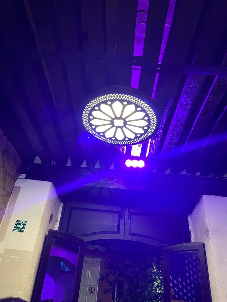 Roseta decorativa iluminada en acceso, con acento en azul