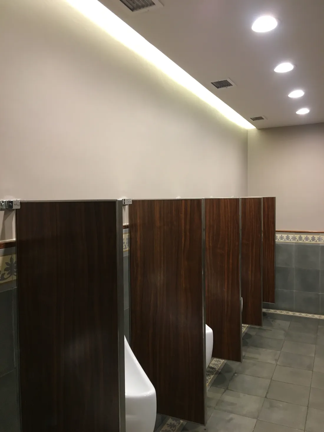 Sanitarios con iluminación indirecta perimetral en plafón